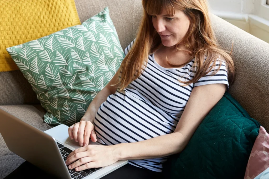 Online doğuma hazırlık eğitiminde nefes ve doğum tekniklerini öğrenen hamile kadın.
